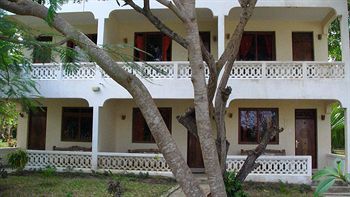 Hill Park Hotel - Tiwi Beach Екстериор снимка