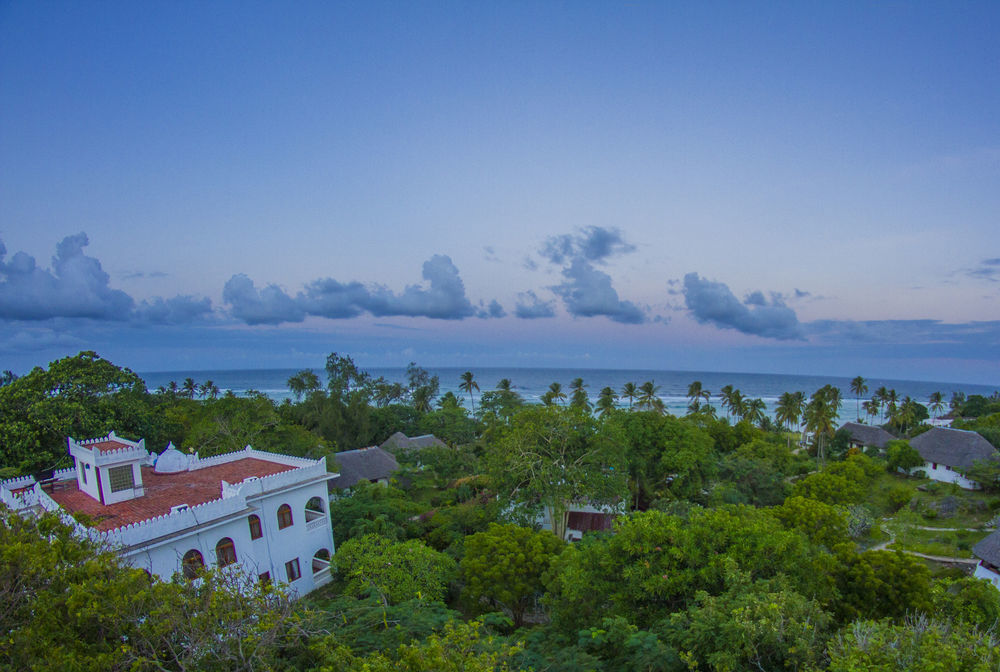 Hill Park Hotel - Tiwi Beach Екстериор снимка