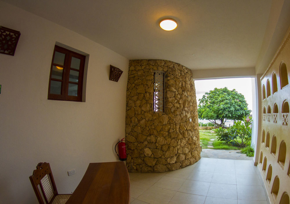 Hill Park Hotel - Tiwi Beach Екстериор снимка