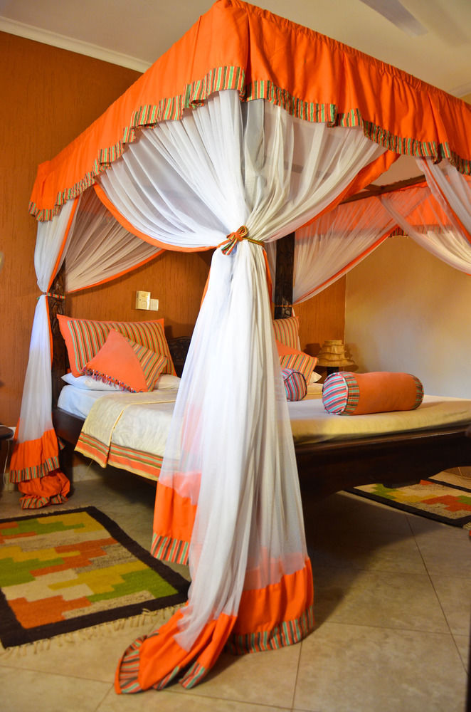 Hill Park Hotel - Tiwi Beach Екстериор снимка