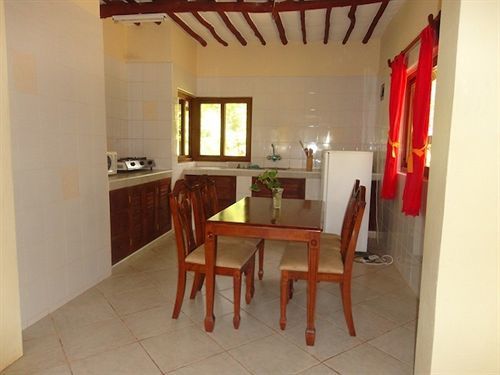 Hill Park Hotel - Tiwi Beach Екстериор снимка