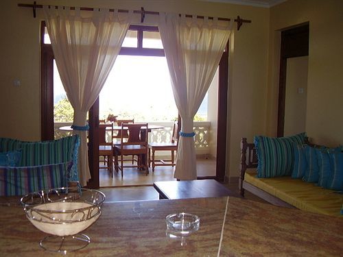 Hill Park Hotel - Tiwi Beach Екстериор снимка