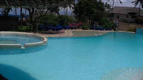 Hill Park Hotel - Tiwi Beach Екстериор снимка